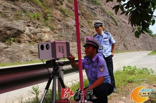 交警在用雷达测速仪执法